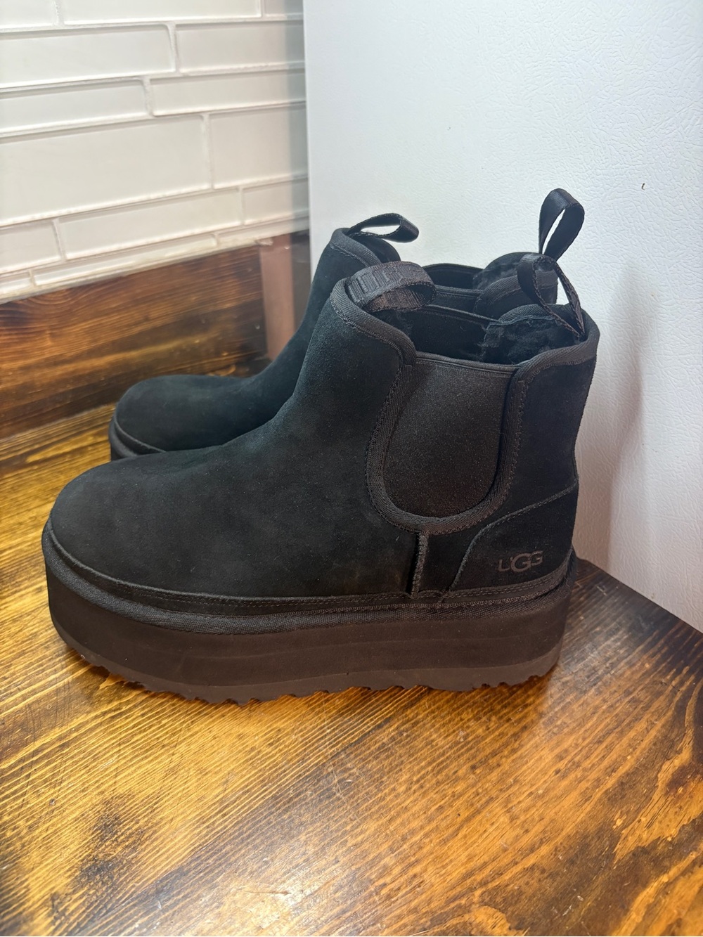 UGG Black neumal Chelsea platform boot size 8
